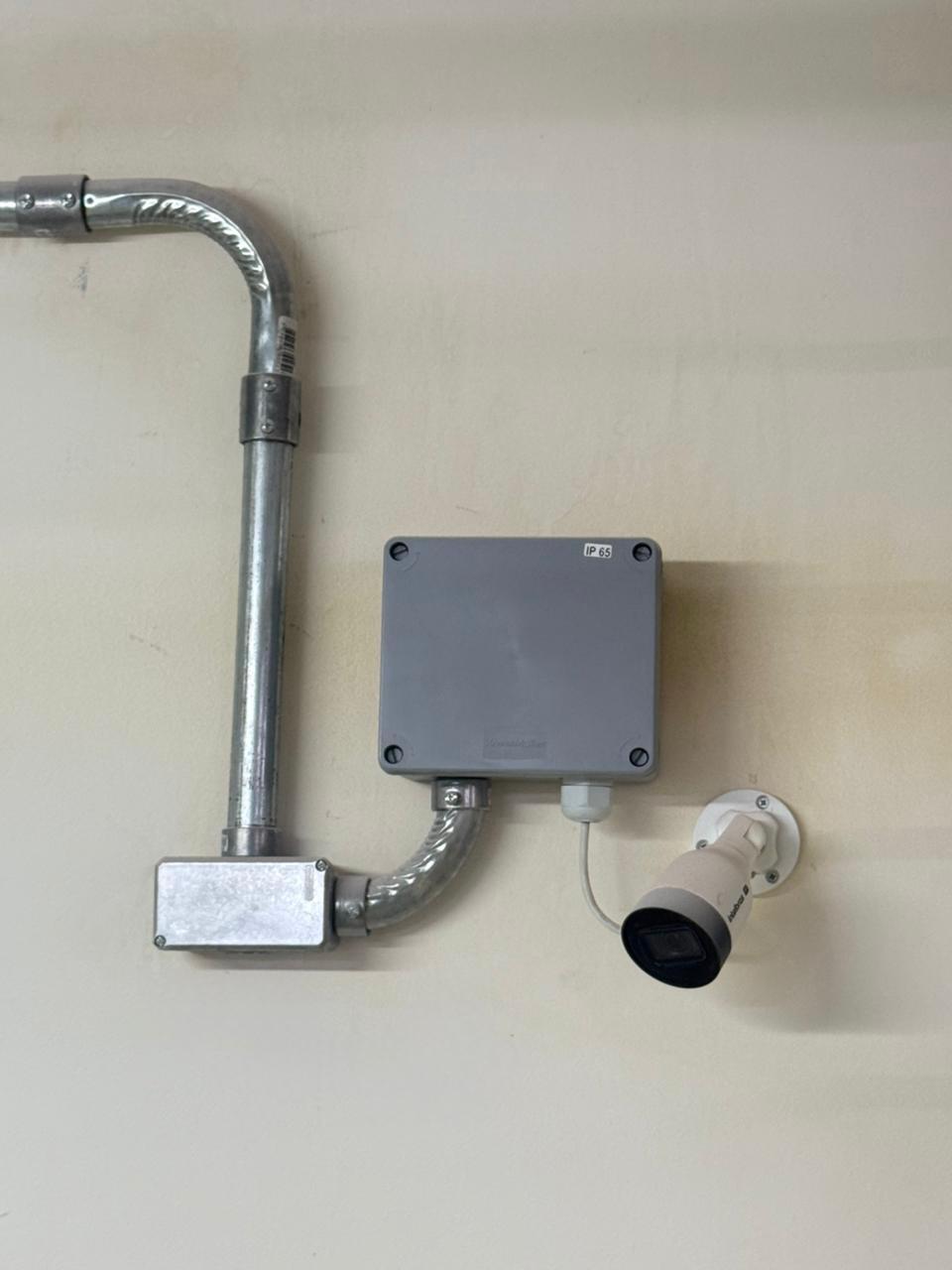 Câmera de segurança instalada com infraestrutura protegida